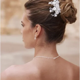 Accessoire de tête avec fleurs argentées et blanches
